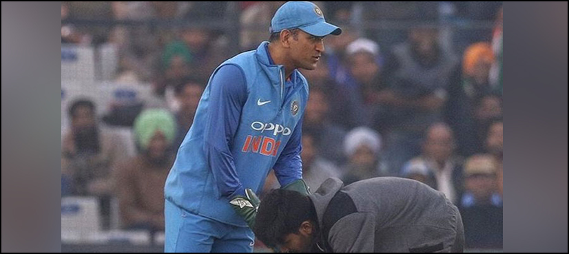 Fan touch Dhoni feet