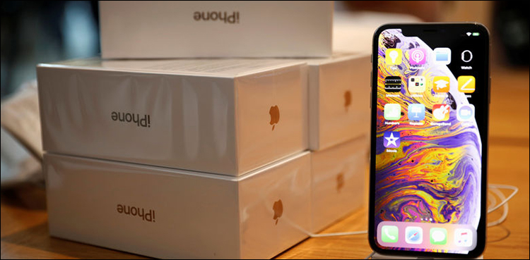 New iPhones go on sale, reveal chips from Intel and Toshiba