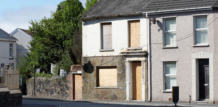 View property before leasing it if you dont wanna end up like this teen