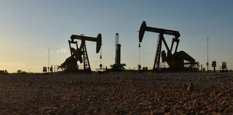 Oil rises supply concerns US fuel stocks build