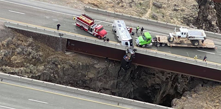 couple, car, bridge, dangling