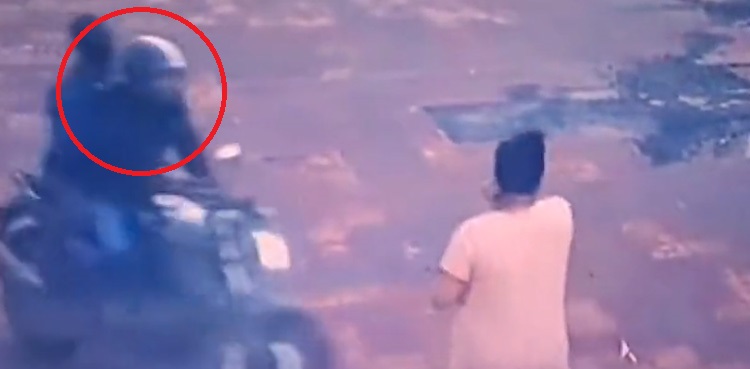 Woman, robbed, gold chain, two bikers