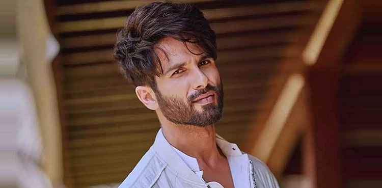 shahid kapoor, fall on stage, viral video