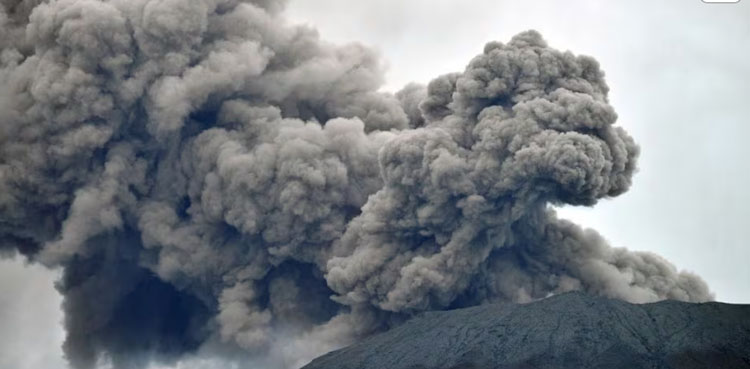 Indonesia volcano, 18-kilometre ash tower