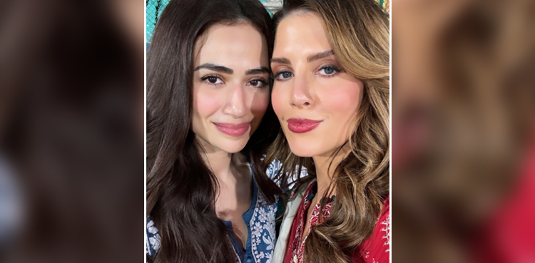 erin holland, sana javed, erin holland psl, pakistan, cricket, psl 9, psl 2024, karachi kigs, islamabad united, selfie, viral,