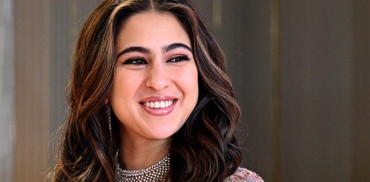 Sara Ali Khan, lashed out, air hostesses, plane