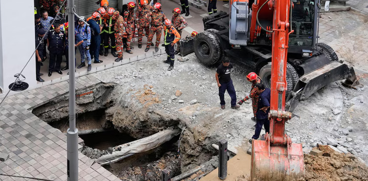 Woman swept away, falling into Sinkhole, Malaysia