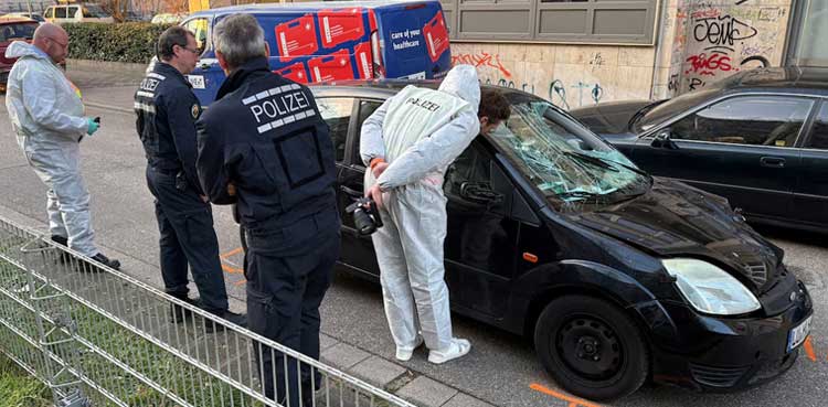 Car drives into crowd, Germany